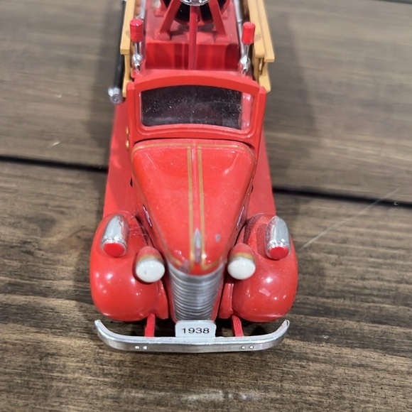 Hallmark 2005 Chevy vintage fire truck ornament - Picture 2 of 8